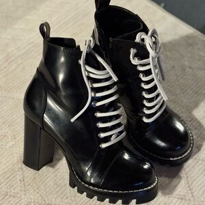 Louis Vuitton Star Trail Ankle Boot. - Like new!